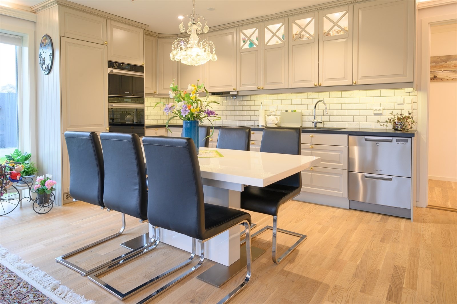 Påkostet kjøkkeninnredning med god skap- og benkeplass Galleribilde