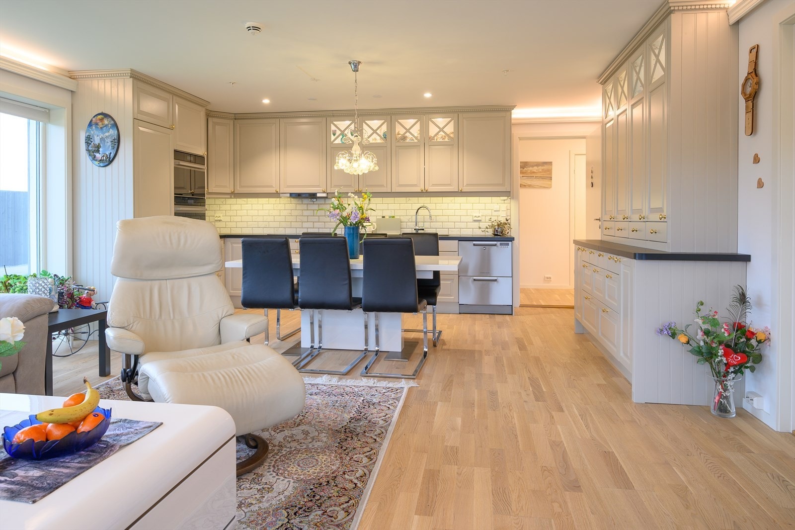 Stue/kjøkken med god plass til både spise- og sofagruppe Galleribilde