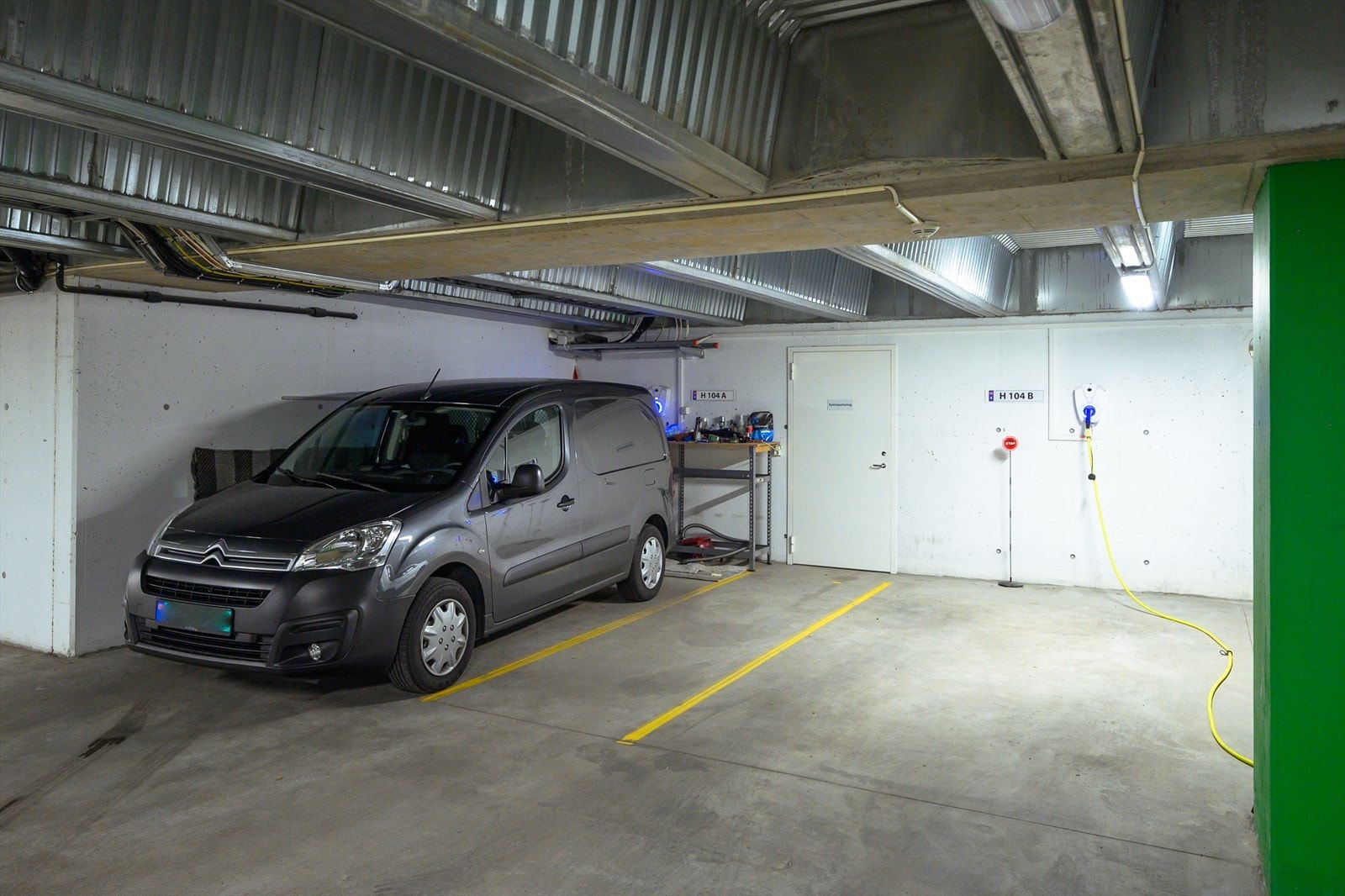 Parkeringsplass i garasje Galleribilde