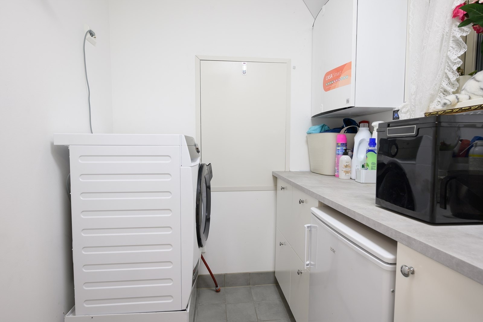 Vaskerommet med fast innredning og gulvfliser Galleribilde