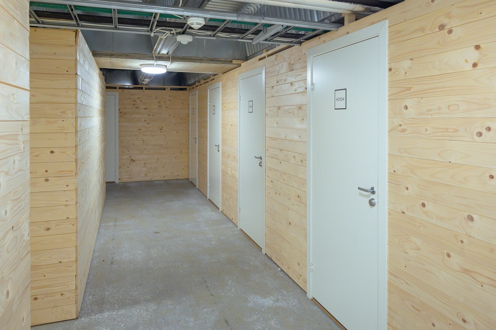 Felles bodrom i kjeller med ekstra stor bod med strøm Galleribilde