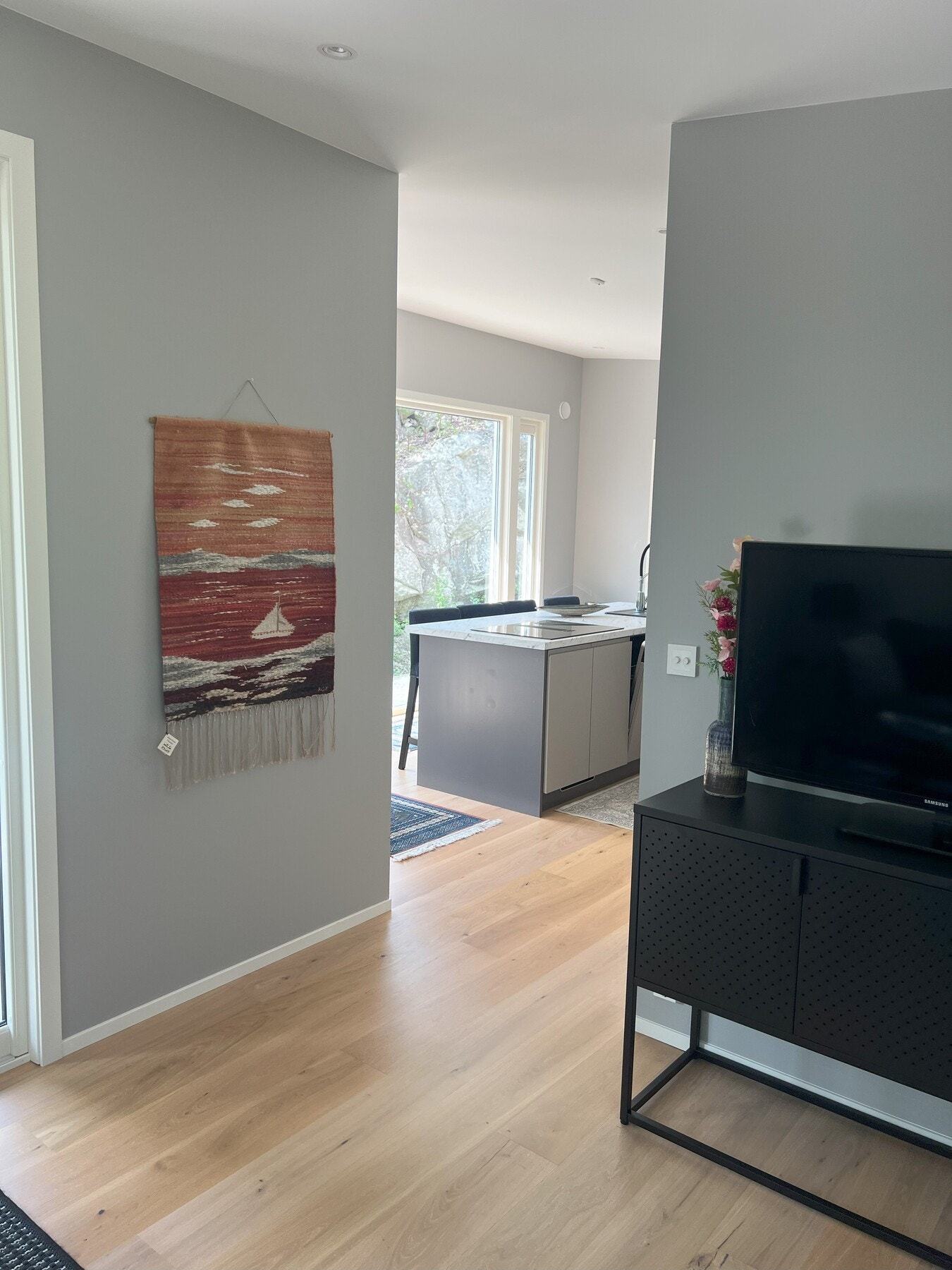 Stue og kjøkken i delvis åpen løsning Galleribilde