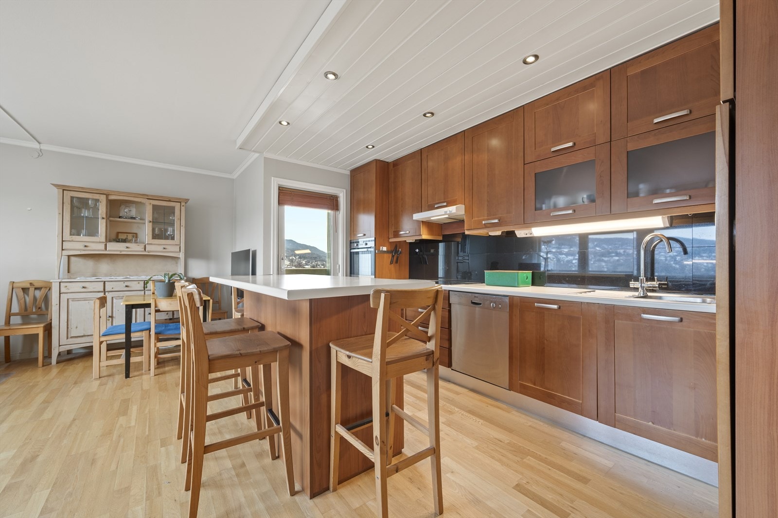 Mellom kjøkken og stue er det moderne, åpen løsning. Galleribilde