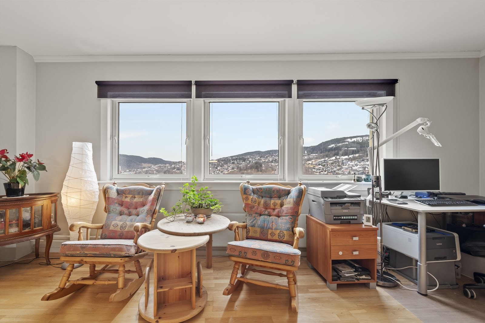 Stuen har store vinduer og flott utsikt mot Strømsåsen. Galleribilde