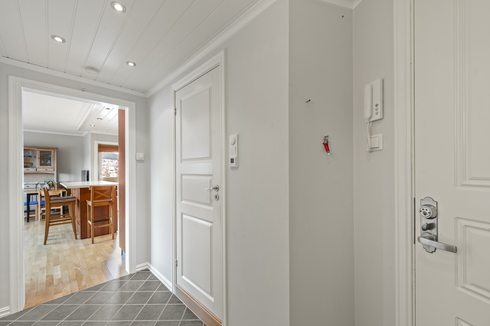 Velkommen inn! Lys entré med fliser på gulv og downlights i himling. Galleribilde