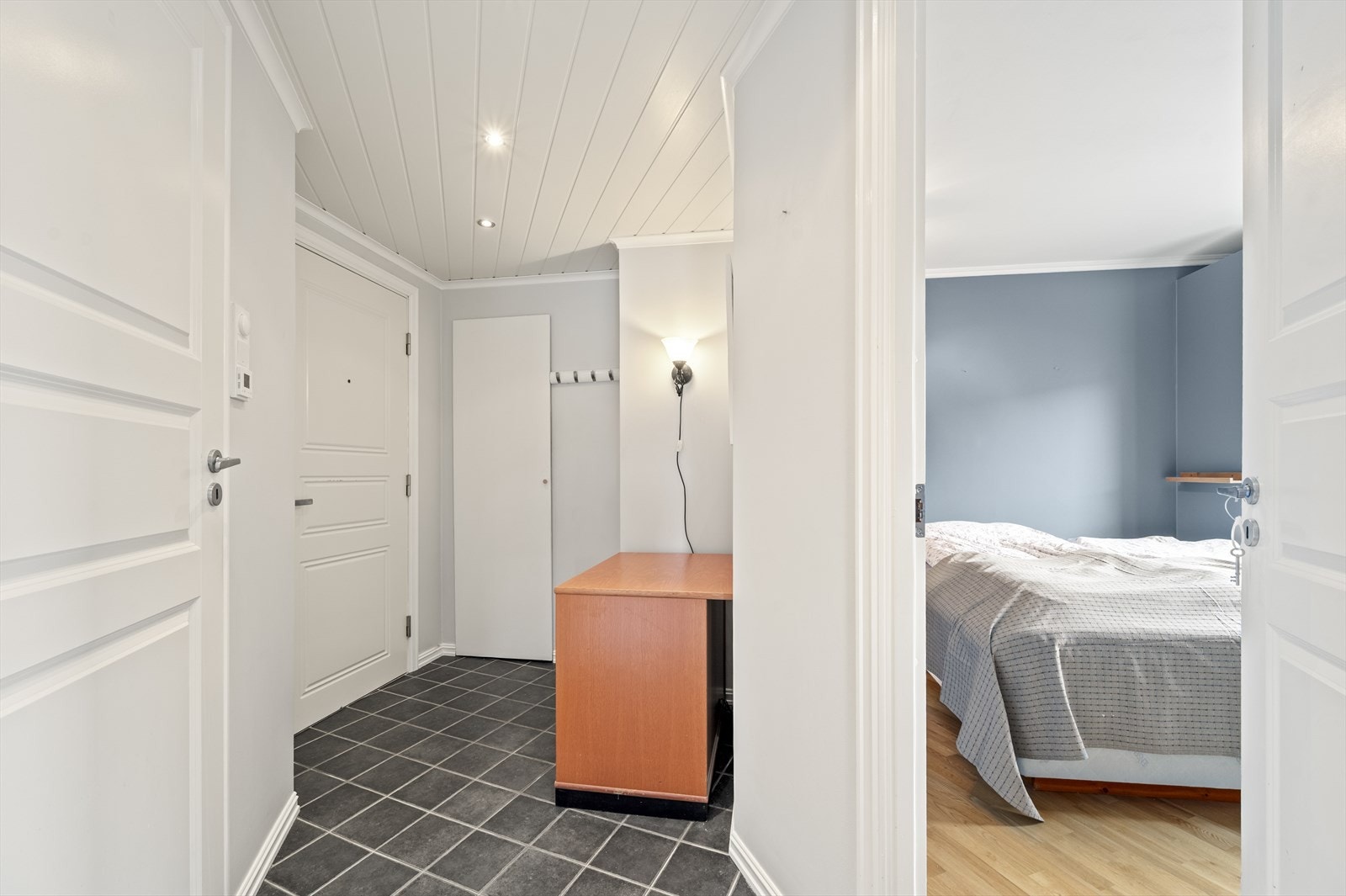 Fra romslig gang er det adkomst til soverommet. Galleribilde