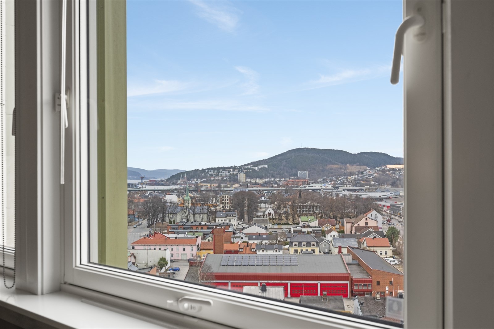 Fra både stue og balkong kan du nyte flott utsikt mot Strømsåsen. Galleribilde