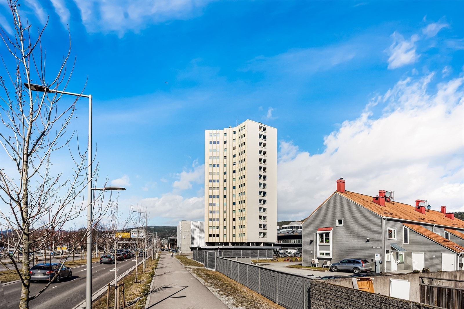 Her bor du i umiddelbar nærhet til alt byen har å by på, med kort gangavstand til butikker, servicetilbud, restauranter og kulturliv. Galleribilde