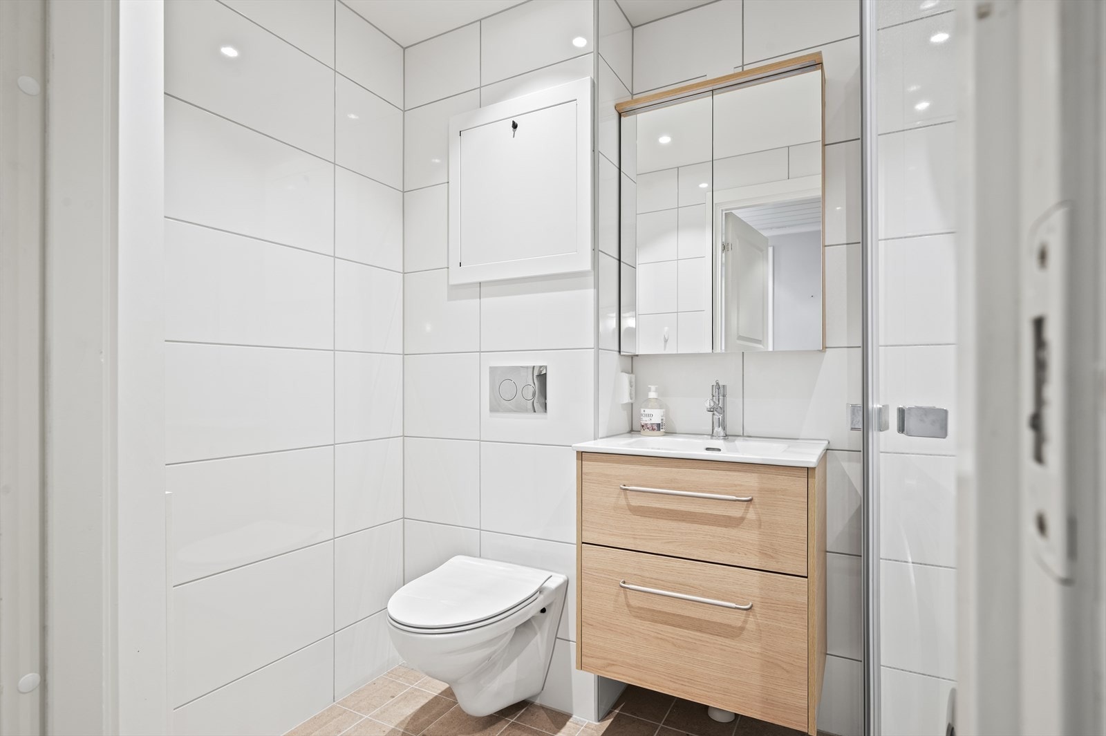 Leiligheten har et moderne og svært pent bad som var nytt i 2024, i regi av sameiet. Galleribilde