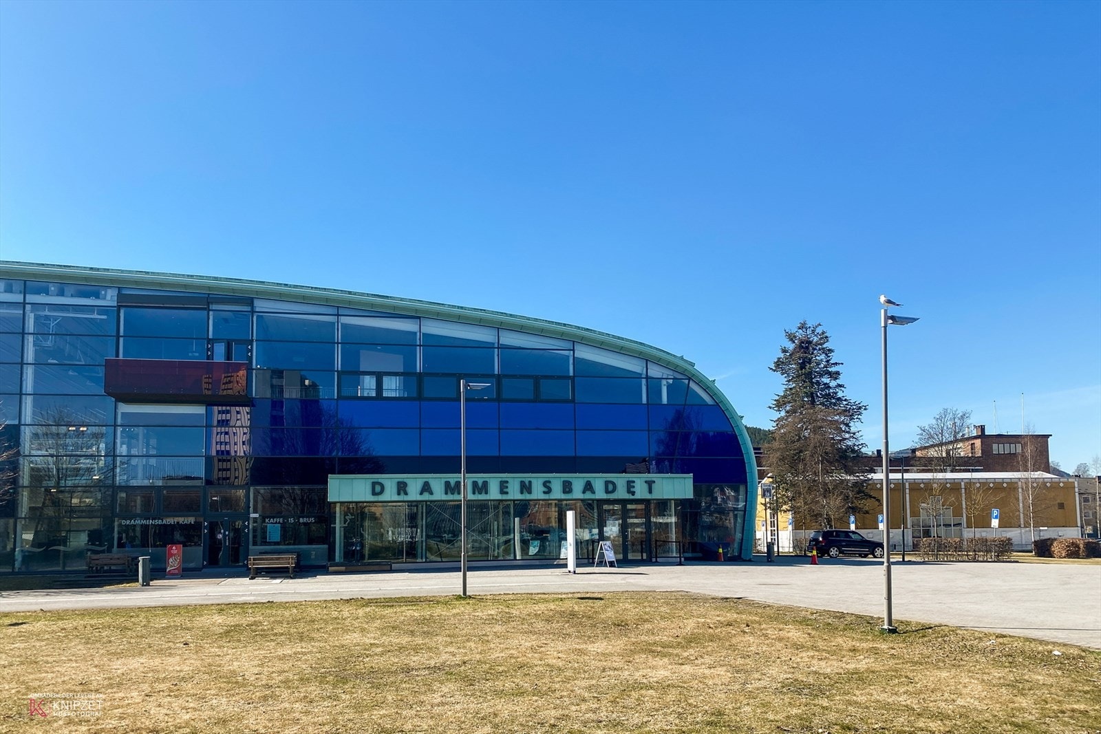 Drammensbadet like ved leiligheten. Galleribilde