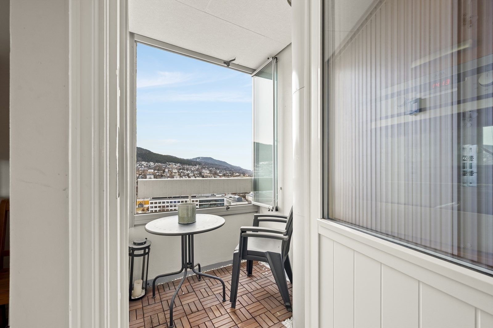 Fra stuen er det utgang til en hyggelig balkong. Galleribilde