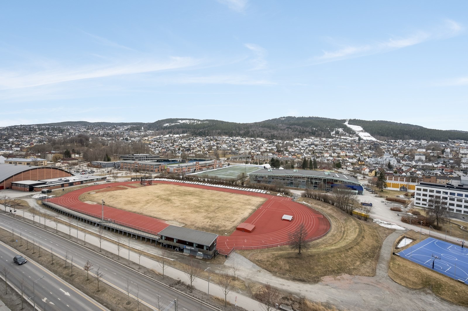 Leiligheten har en flott beliggenhet i 13. etasje, så du kan nyte flott utsikt fra leiligheten og balkongen. Galleribilde