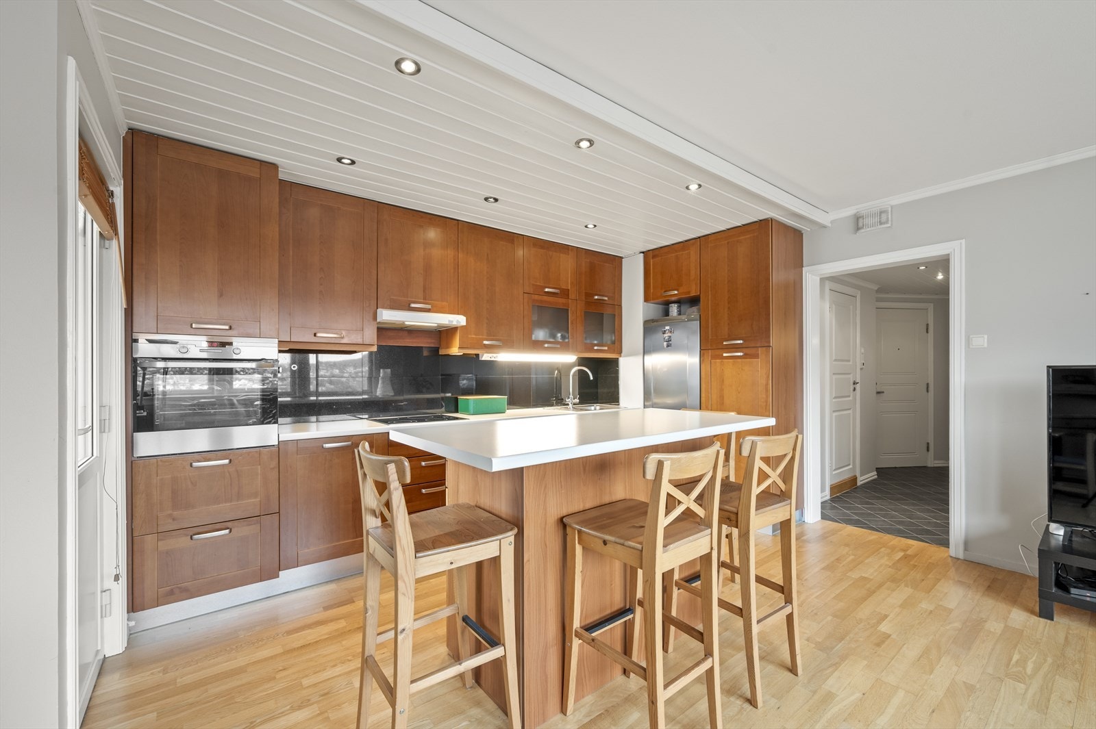 En praktisk kjøkkenøy gir både ekstra benkeplass og spiseplass. Galleribilde