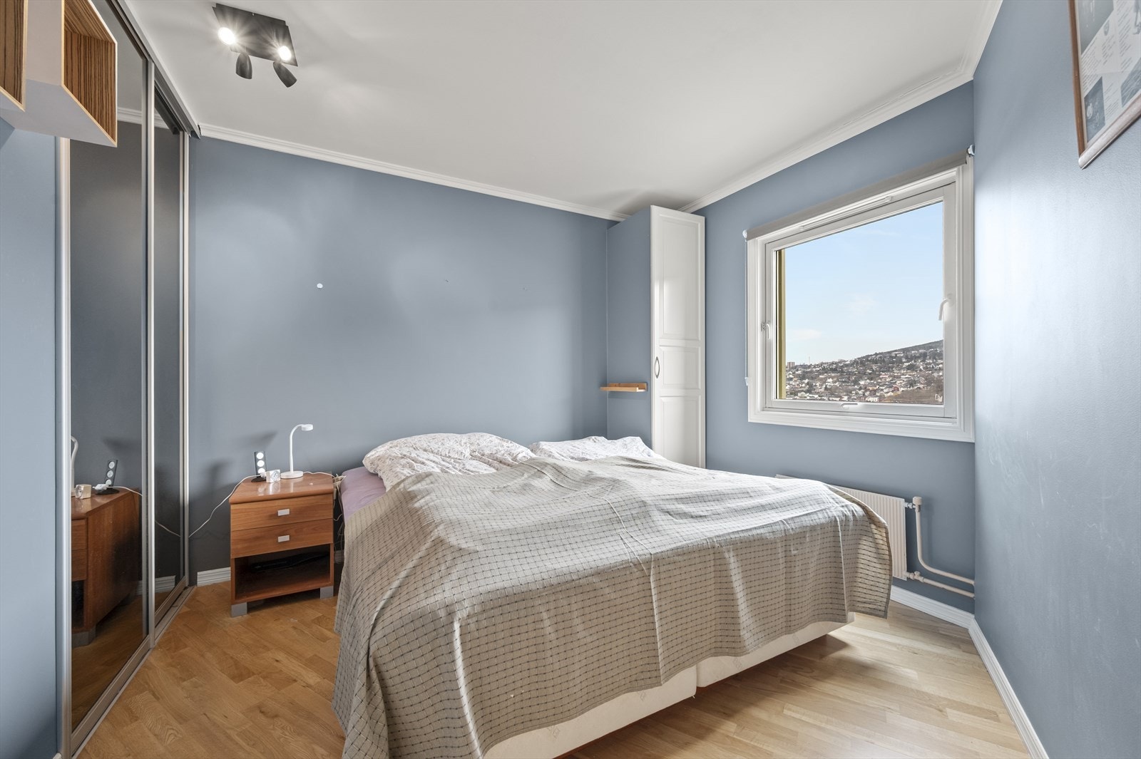 Soverommet er av god størrelse og kan enkelt møbleres med både dobbeltseng og nattbord. Stor skyvedørsgarderobe gir rikelig med oppbevaringsplass. Galleribilde