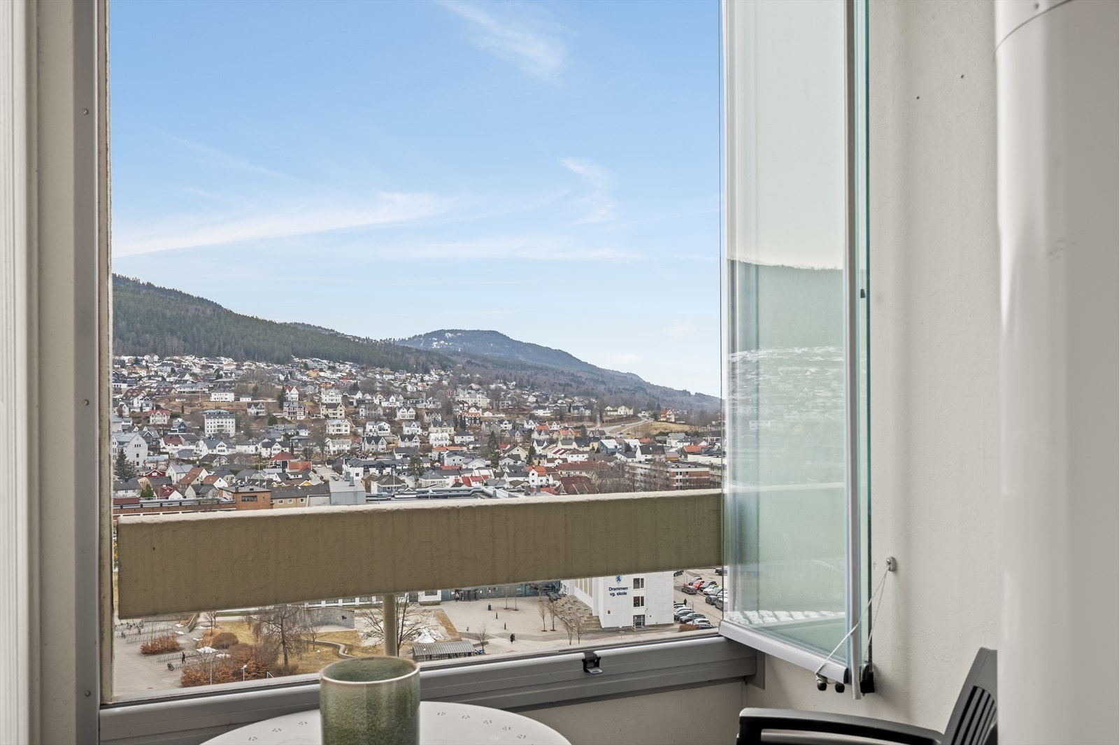 En perfekt leilighet for deg som ønsker å bo sentralt i hjertet av Drammen! Her bor du i umiddelbar nærhet til alt byen har å by på, med kort gangavstand til butikker, servicetilbud, restauranter og kulturliv. Galleribilde