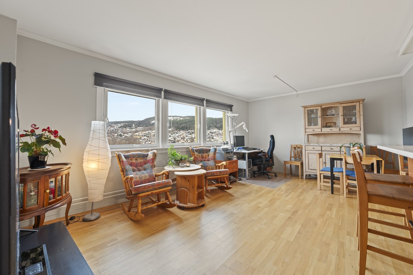 Pen 2-roms leilighet med nydelig utsikt og hyggelig balkong! Galleribilde