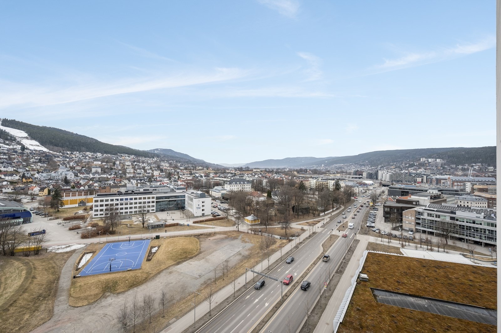 Fra både stue og balkong kan du nyte flott utsikt mot Strømsåsen. Galleribilde