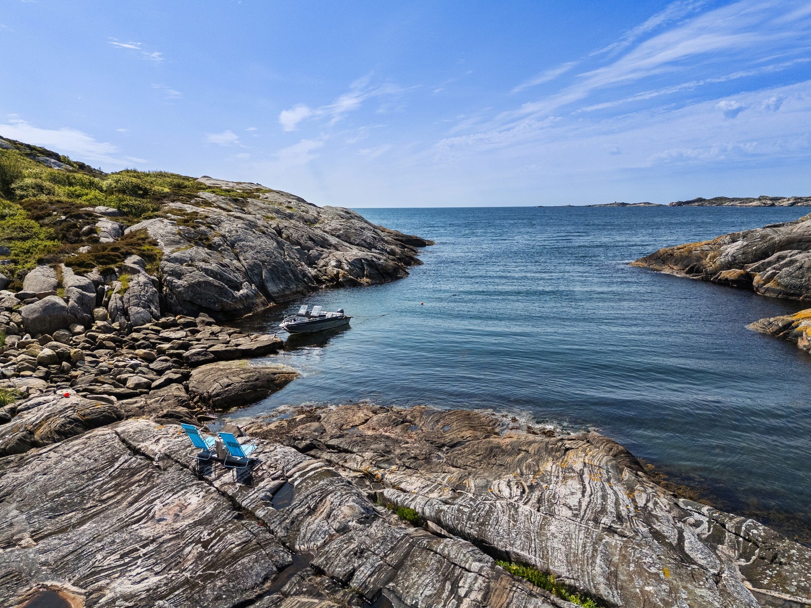 Fra bukta hvor man har strandlinje og hvor båten legges ut Galleribilde