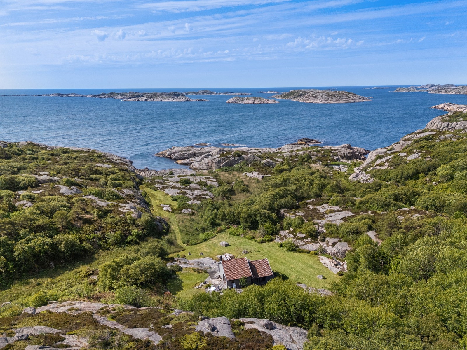 Eiendommen ligger vendt ut mot havgapet Galleribilde