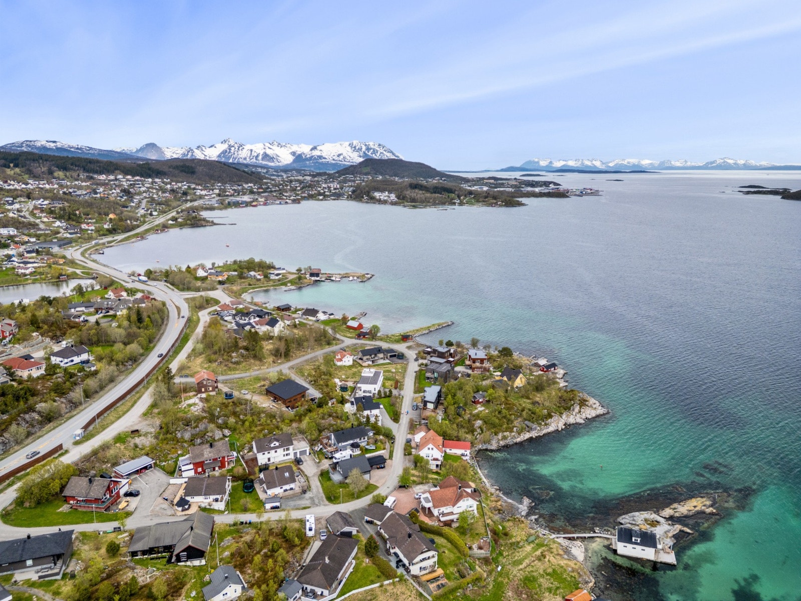 Alt av infrastruktur er på plass med vann og avløp, strøm, returpunkter, gatelys og asfalterte veier Galleribilde