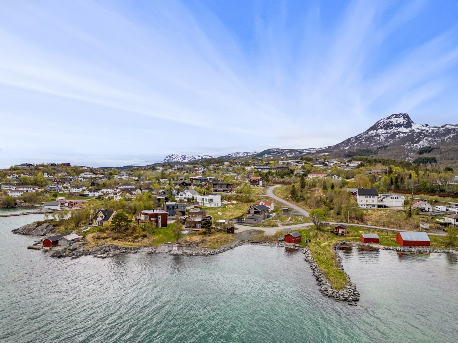 En flott lekeplass med havutsikt står ferdig, klar for lek når nabolaget fylles opp Galleribilde