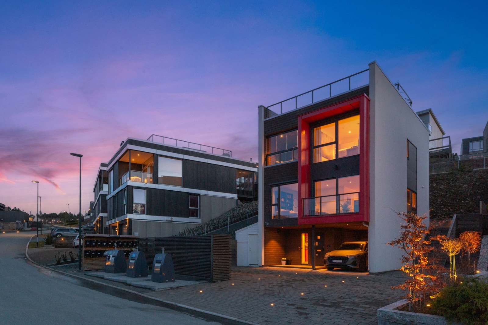 Velkommen til Funkisboligen på Sveabakken 18 - Her får du en innholdsrik enebolig med en rekke kvaliteter, blant annet 4 soverom, 2 stuer, integrert carport, stor takterrasse med fantastisk utsikt og mye mer.. Galleribilde