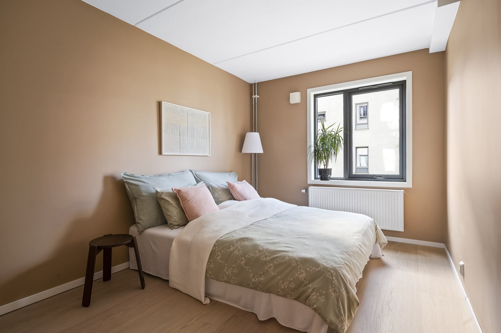 Leiligheten har to soverom. Hovedsoverommet er av god størrelse med plass for dobbeltseng og tilhørende nattbord og garderobeskap. Galleribilde