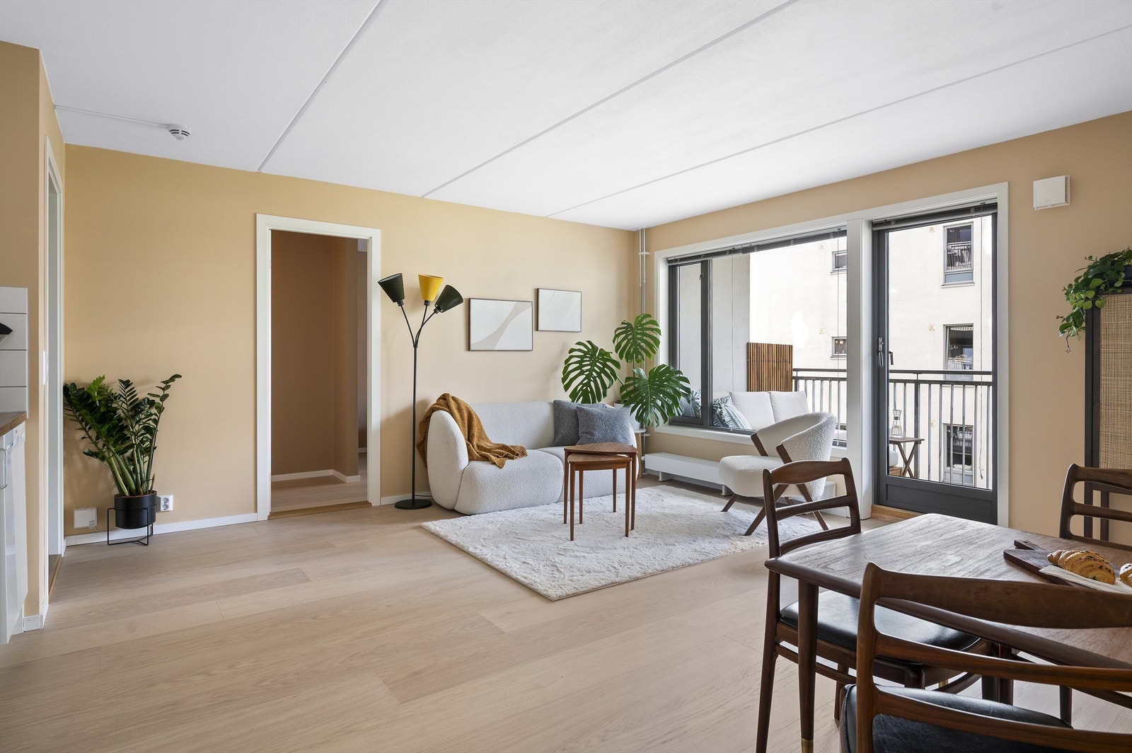 Her er det god plass til både sofagruppe, salongbord, tv-seksjon og spisebord. Et sosialt og hyggelig rom med plass til å invitere venner og familie til hyggelige sammenkomster. Galleribilde