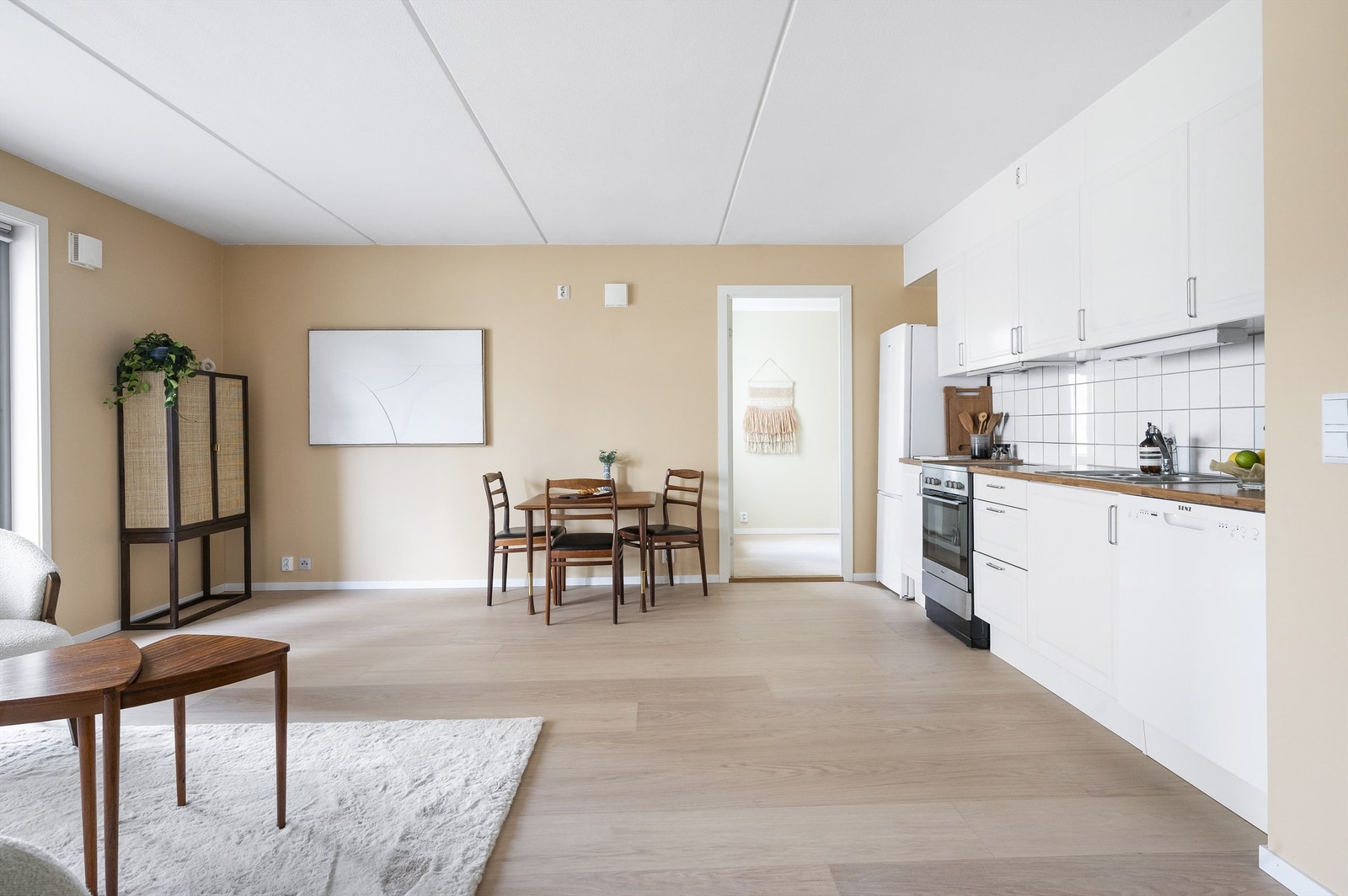 En slik type kjøkkenløsning tilfredsstiller mange behov, for deg som ønsker mye benk- og skapplass og for deg som ønsker et åpent og sosialt rom. Galleribilde