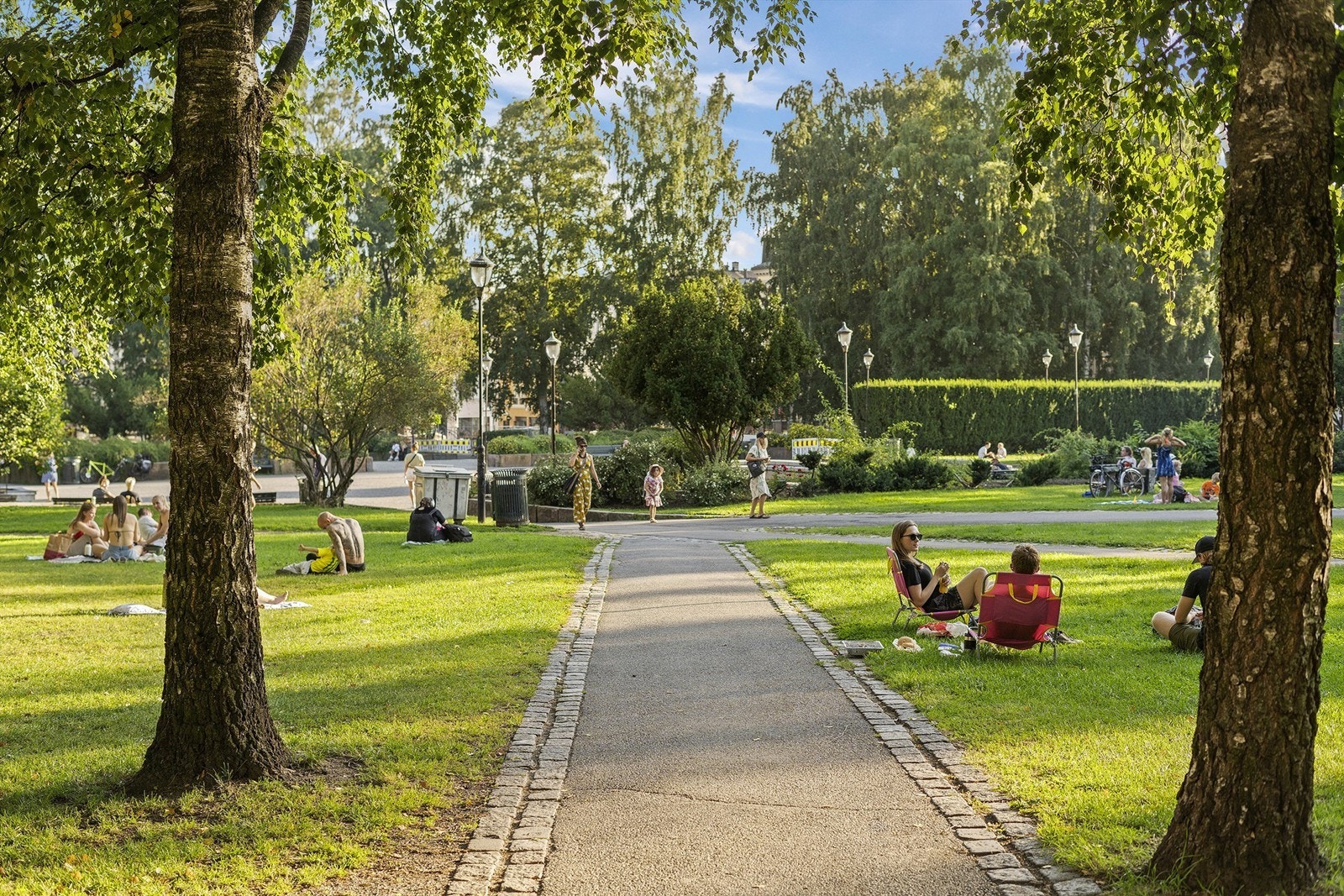 Fra leiligheten er det kort vei til Løkkas mange flotte parker som Birkelunden med grønne plener, fontener og ukentlige søndagsmarkeder. Galleribilde