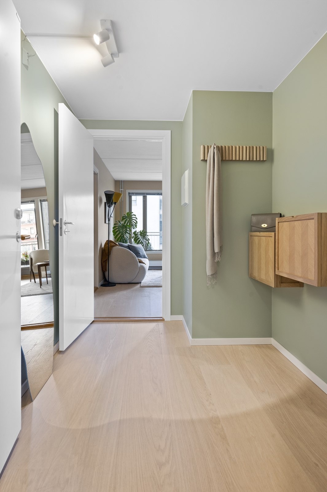 Velkommen inn! Leilighetens entré er lys og innbydende som gir et godt førsteinntrykk av boligen. Boligen disponerer en bod på ca. 5 kvm som befinner seg i byggets andre underetasje. Enkel adkomst med heis. Galleribilde
