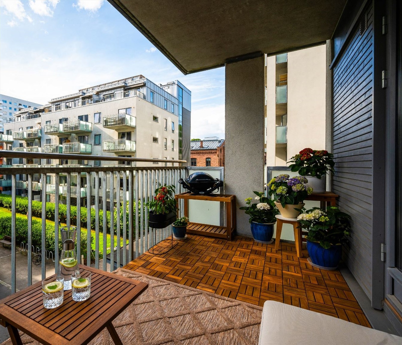 Fantastisk og solrik balkong på ca. 8 kvm. Balkongen vender mot vest og har et hyggelig utsyn og flott ettermiddag- og kveldssol. Galleribilde