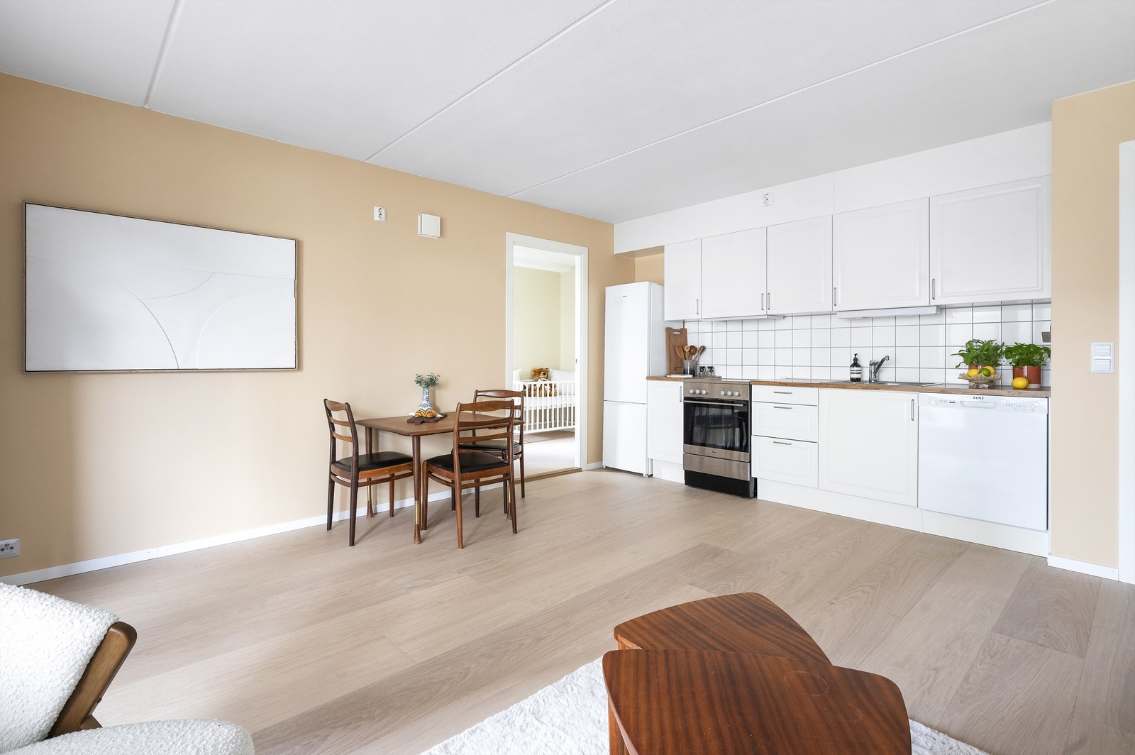 Moderne og stilrent kjøkken i åpen og sosial løsning med stuen. Galleribilde