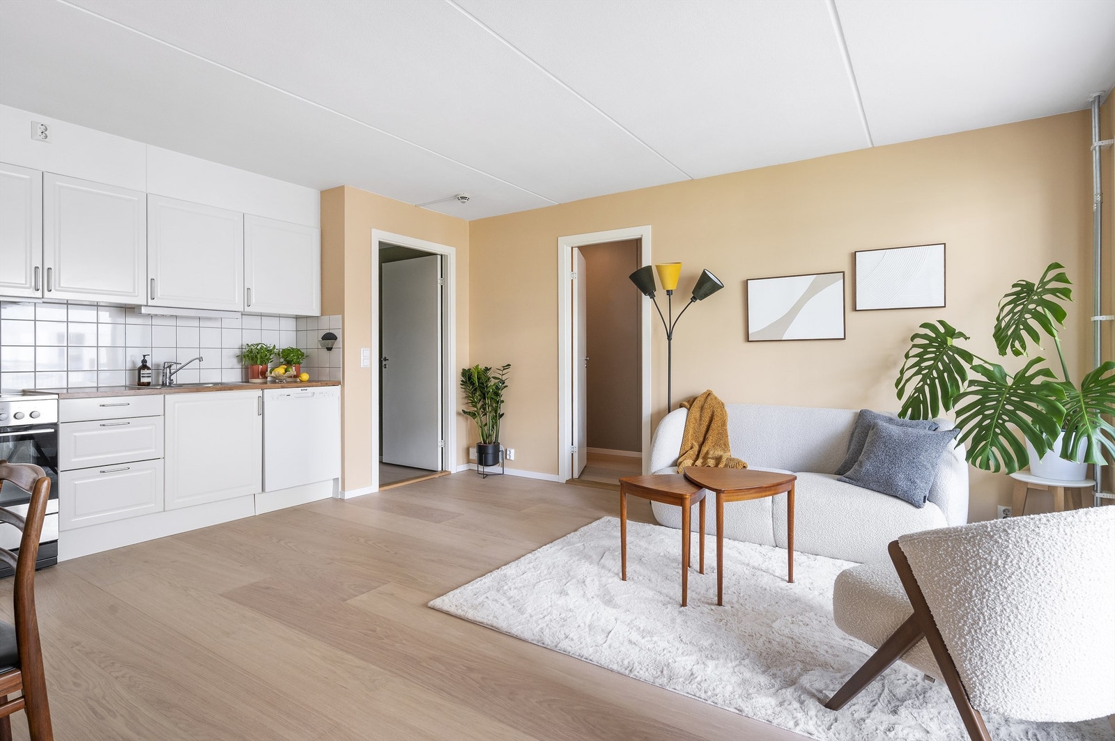 Innredningen består av profilerte fronter, benkeplate av laminat med nedfelt oppvaskkum med ett-greps armatur. Opplegg for oppvaskmaskin og plass for frittstående hvitevarer. Galleribilde