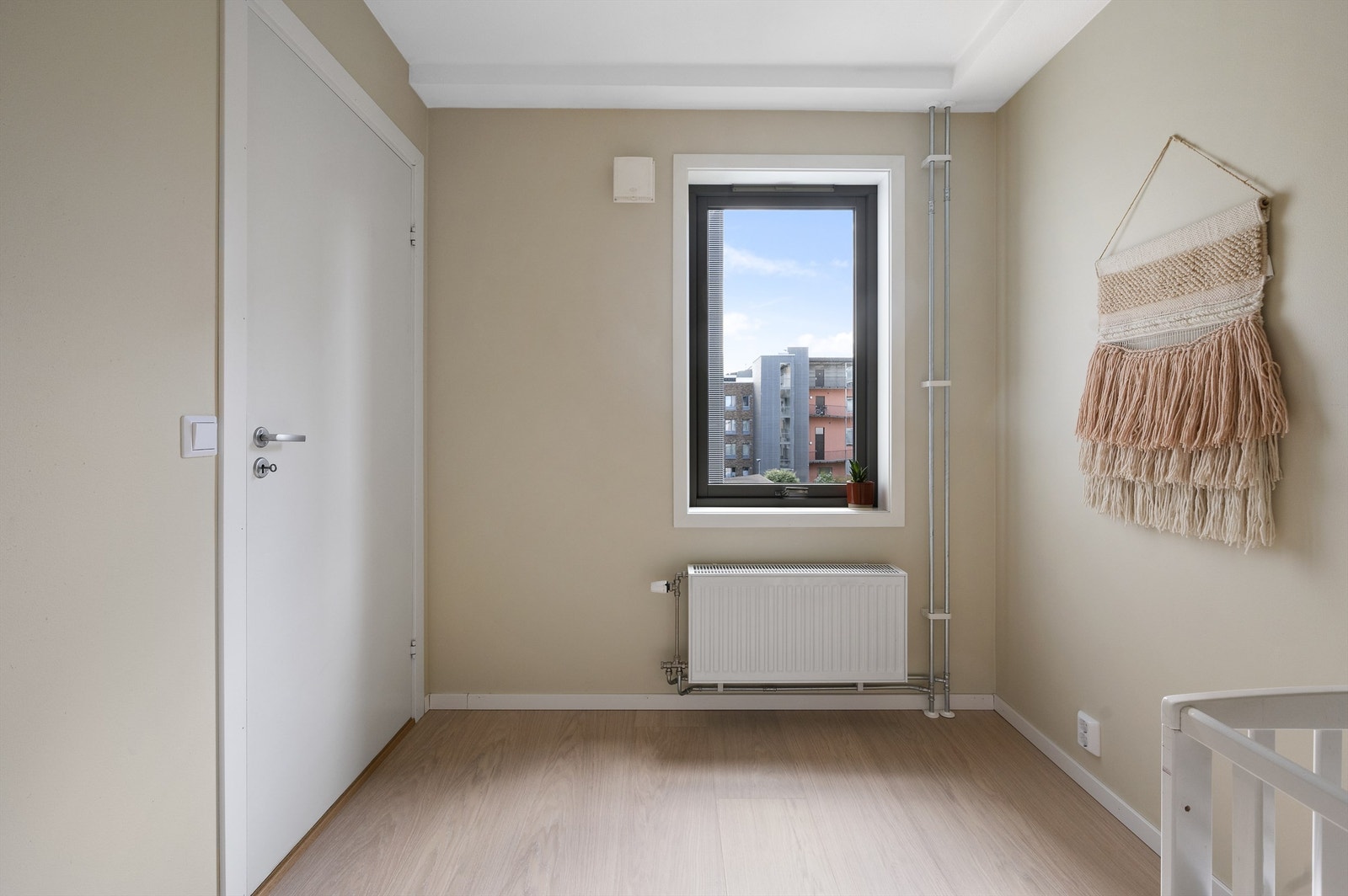 Boligen varmes opp av vannbåren varme tilknyttet radiatorer. Varmtvann og fyring er inkludert i felleskostnadene. Galleribilde