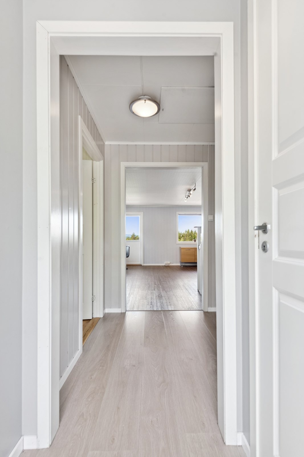 Lys gang i overetasje som gir et godt førsteinntrykk og binder rommene sammen på en praktisk måte. Gode lysforhold og nøytrale overflater skaper en trivelig atmosfære og gir rommet et luftig preg - perfekt som en funksjonell del av boligens helhet. Galleribilde