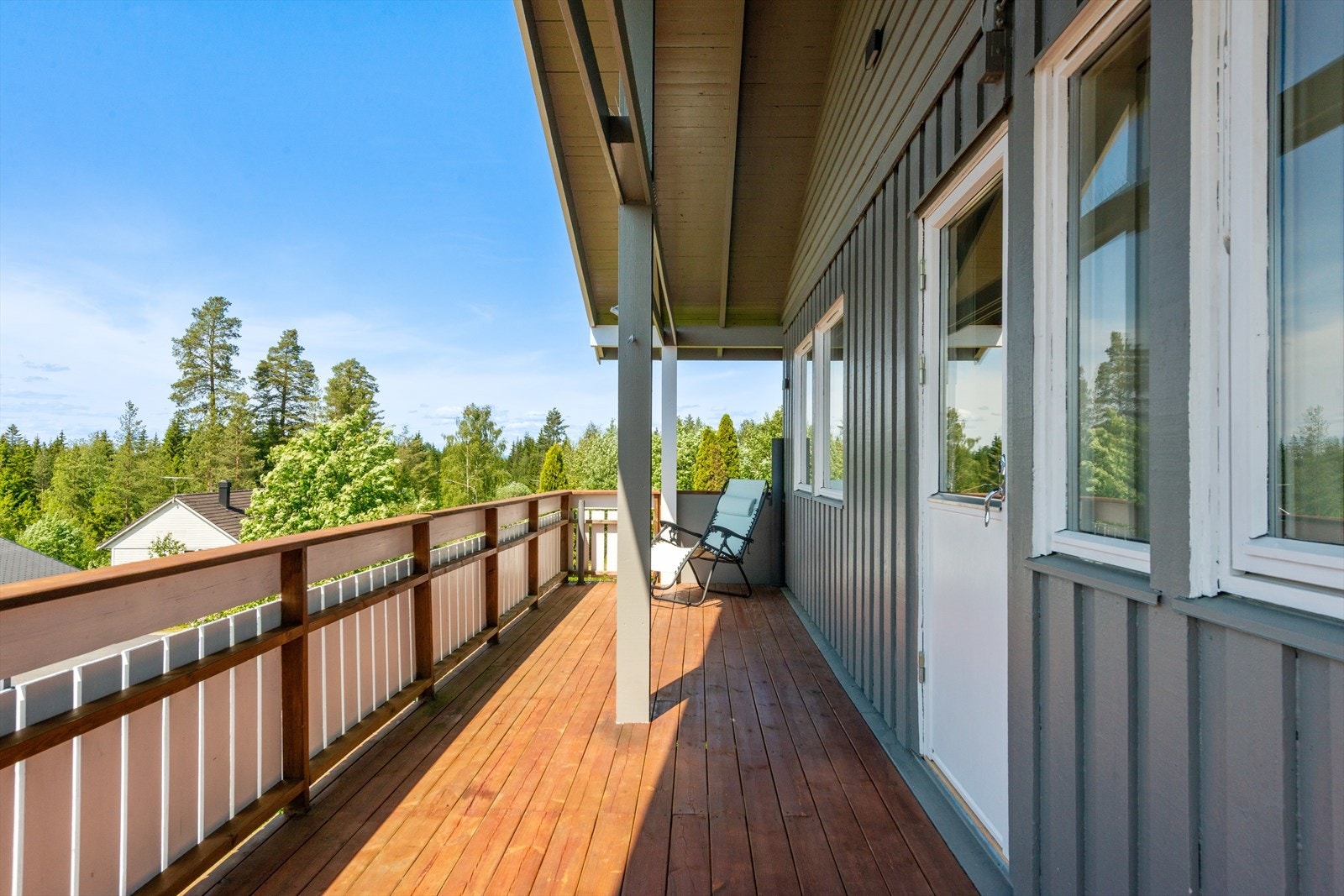 Boligen byr på flere solrike uteplasser hvor du kan nyte vakker utsikt og rolige omgivelser. Galleribilde