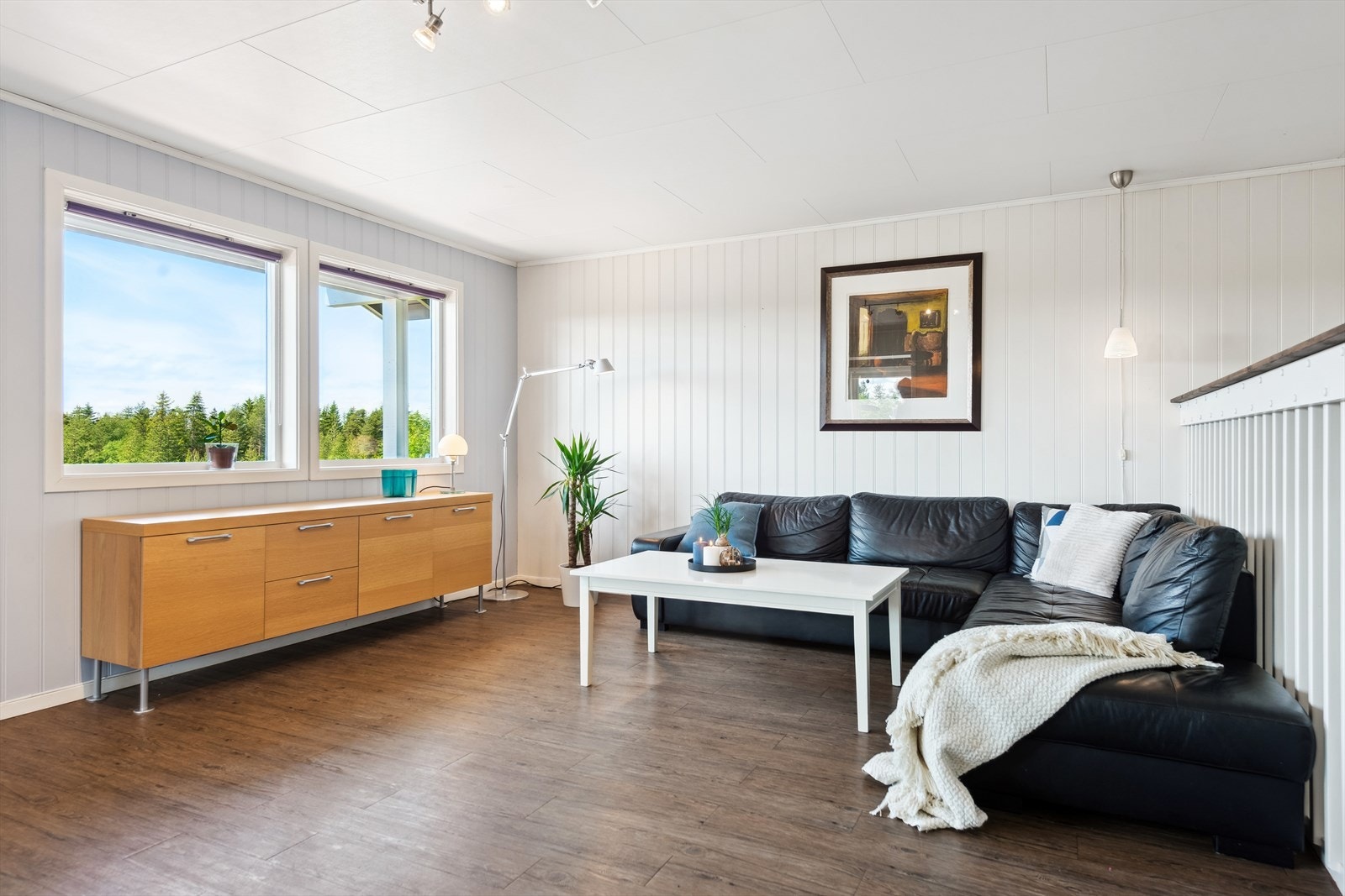 Stuen er lys og innbydende, med god plass til flere møbleringssoner - perfekt for både avslapning og sosiale sammenkomster. Galleribilde