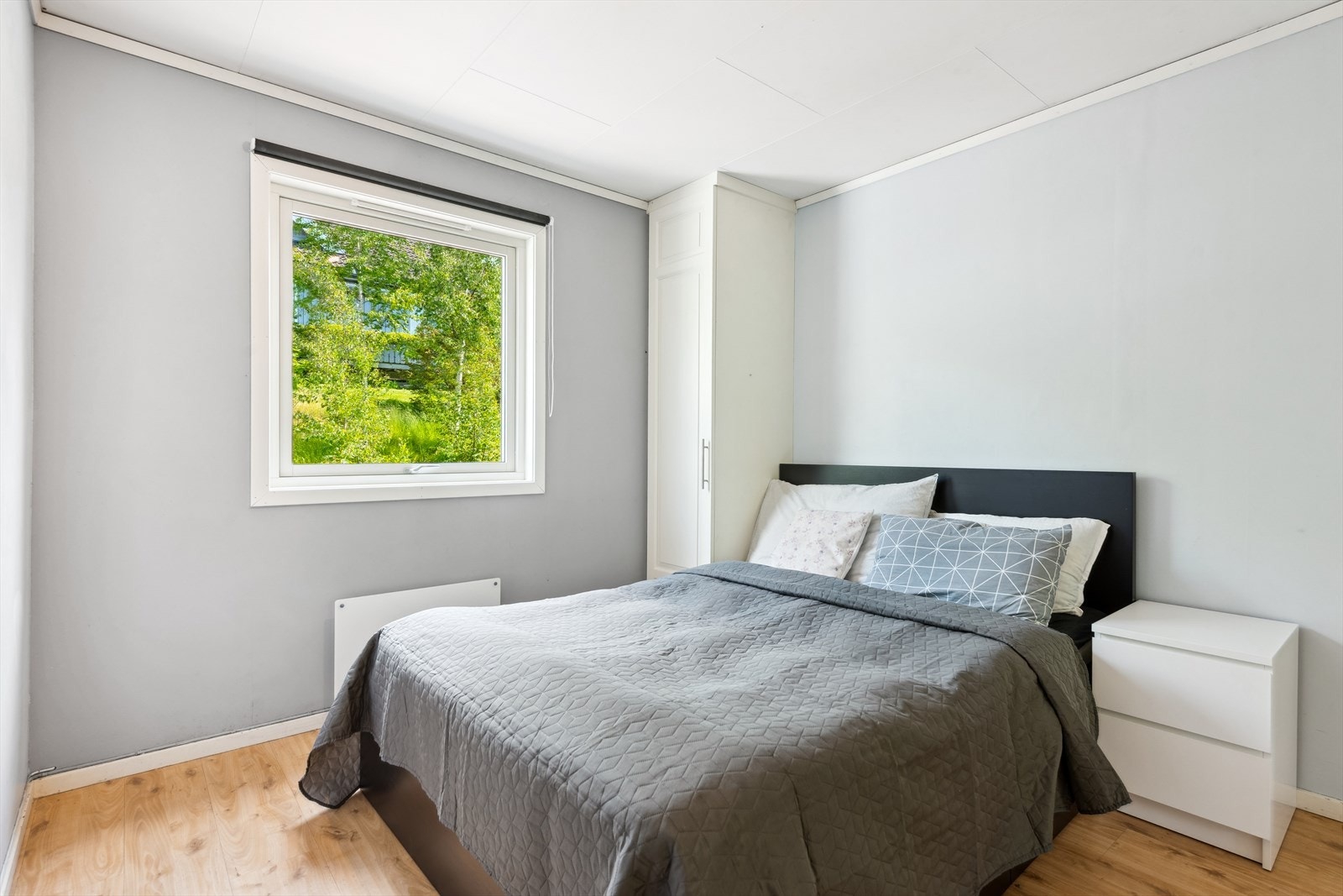 Hovedsoverommet er luftig og innbydende, med et stort vindu som slipper inn rikelig med naturlig lys og skaper en behagelig atmosfære. Galleribilde