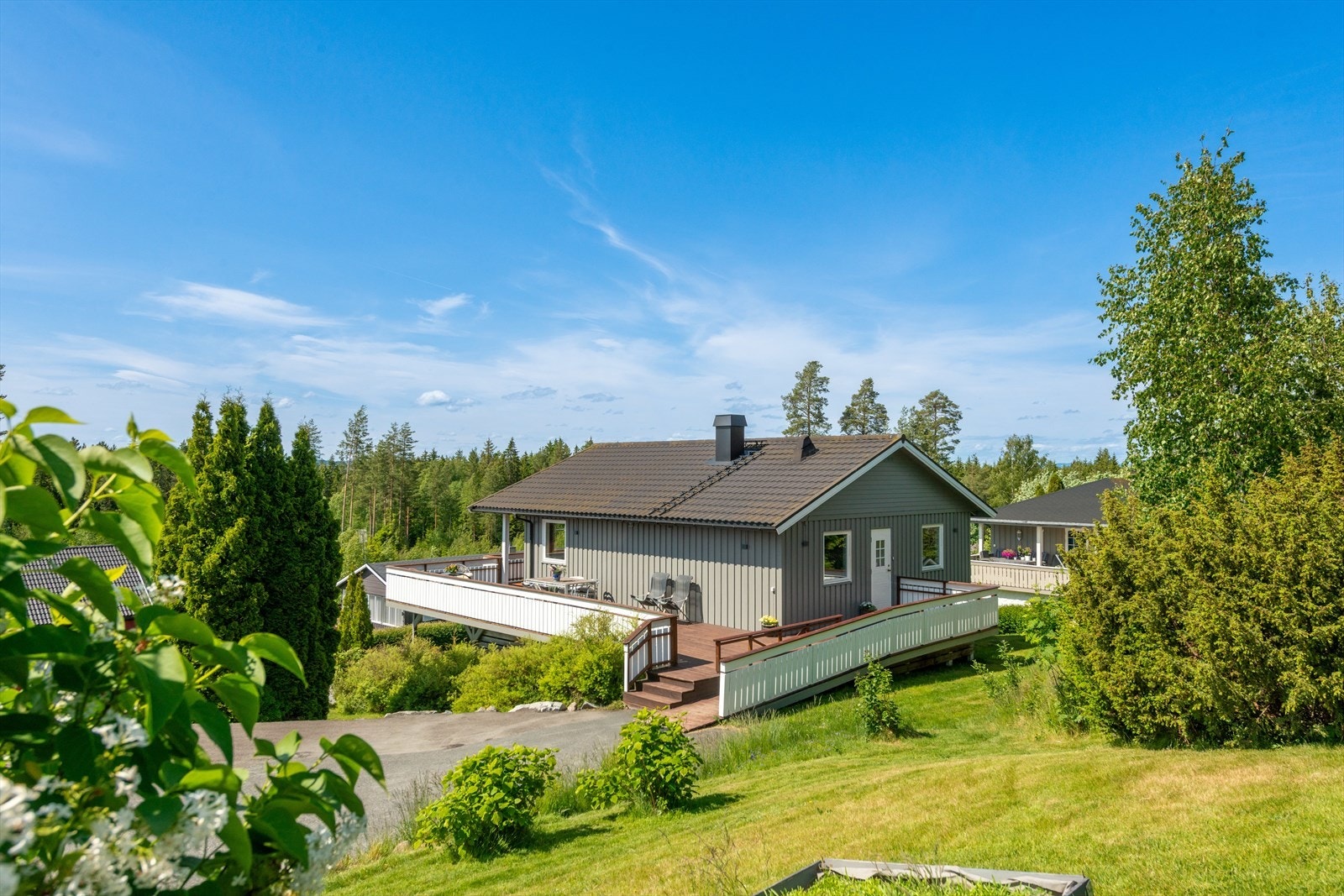 Gårdsplassen er belagt med asfalt og belegningsstein, noe som gir både et ryddig uttrykk og praktisk bruk. Her kan du nyte lange sommerkvelder i solrike omgivelser. Galleribilde
