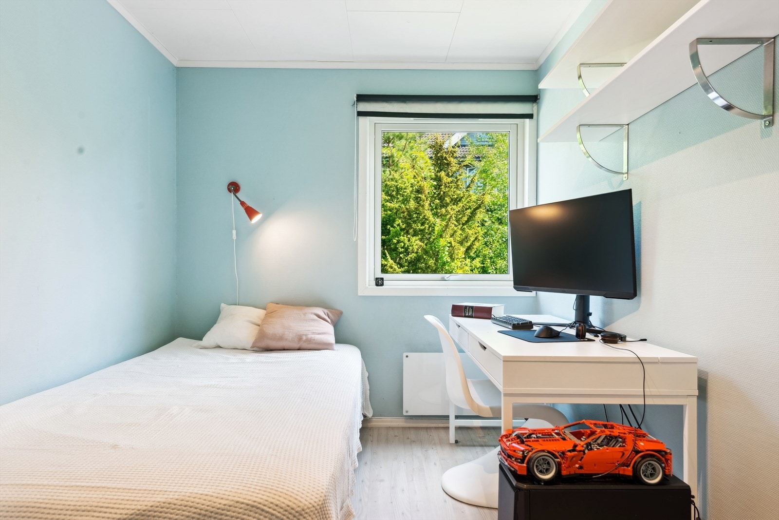 Rommet er i tillegg utstyrt med et dobbelt garderobeskap som gir rikelig med oppbevaringsplass. En ideell løsning for barnefamilier som ønsker både funksjonalitet og komfort. Galleribilde