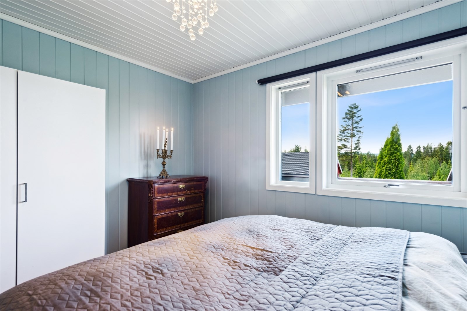 Rommet har god plass til både seng og tilbehør, og er utstyrt med et dobbelt garderobeskap som gir praktisk oppbevaringsplass. En perfekt løsning for gjester, ungdom eller som et ekstra soverom i boligen. Galleribilde