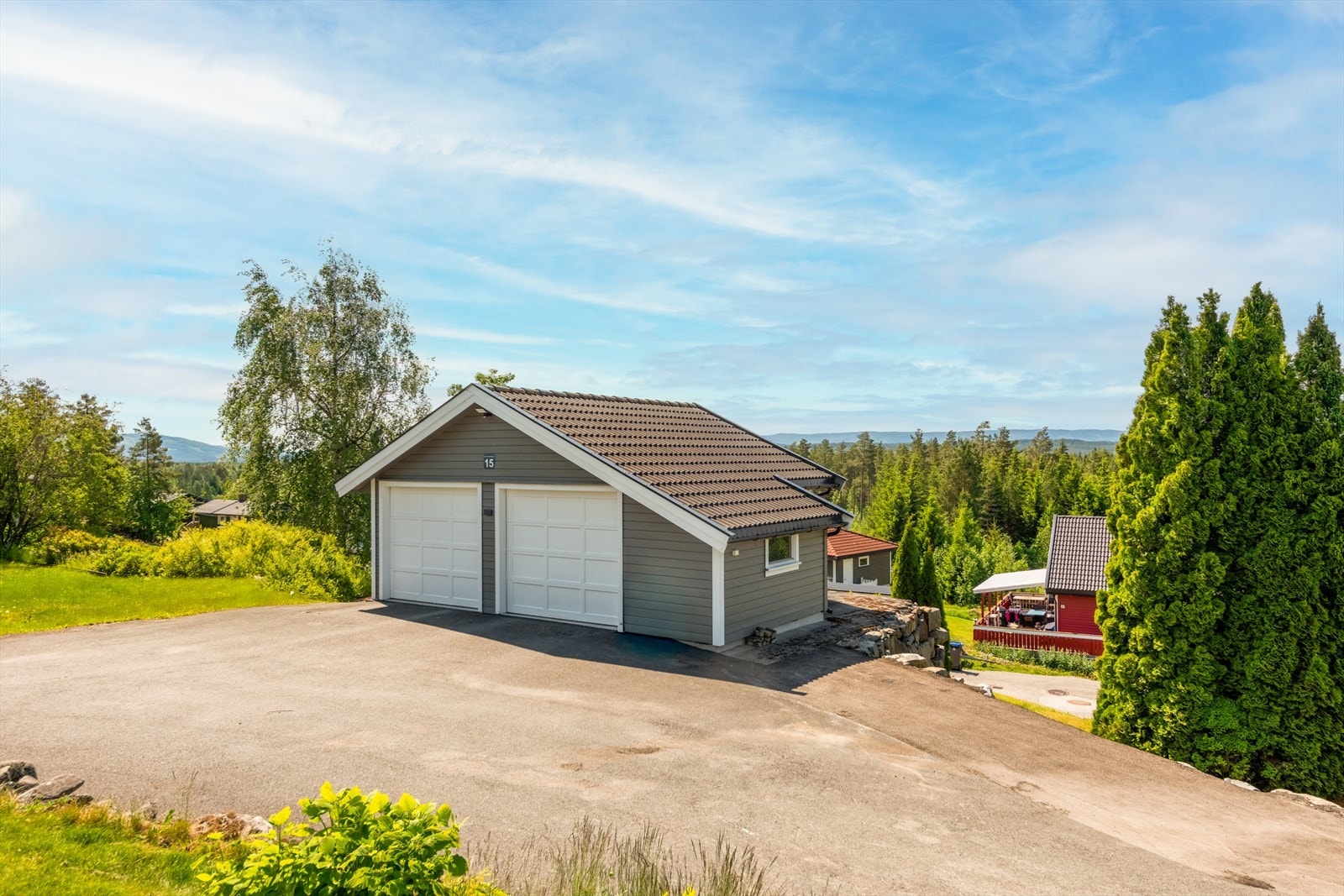 Eiendommen byr på en dobbel garasje, praktisk uthus og en sjarmerende lekestue som vil glede de minste. Her får du en komplett familiebolig med både funksjonalitet, sjarm og naturskjønne omgivelser. Galleribilde