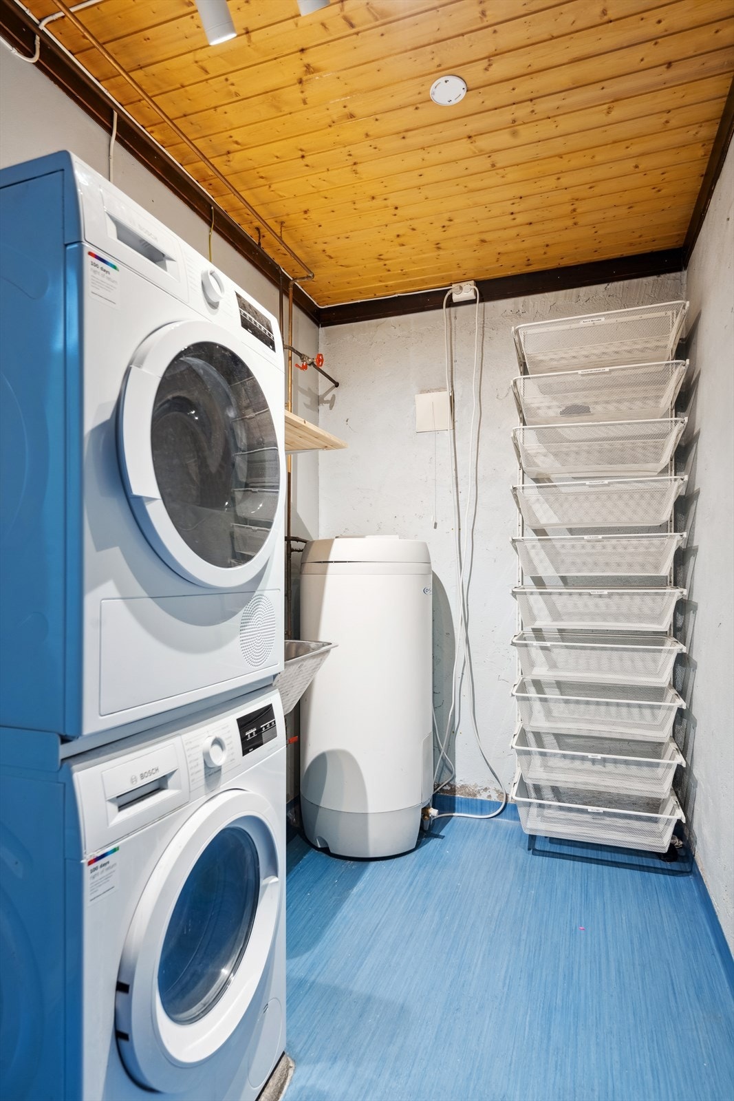 Vaskerommet er utstyrt med utslagsvask i stål med ettgreps blandebatteri, samt opplegg for vaskemaskin - en praktisk løsning for den daglige klesvasken. Galleribilde