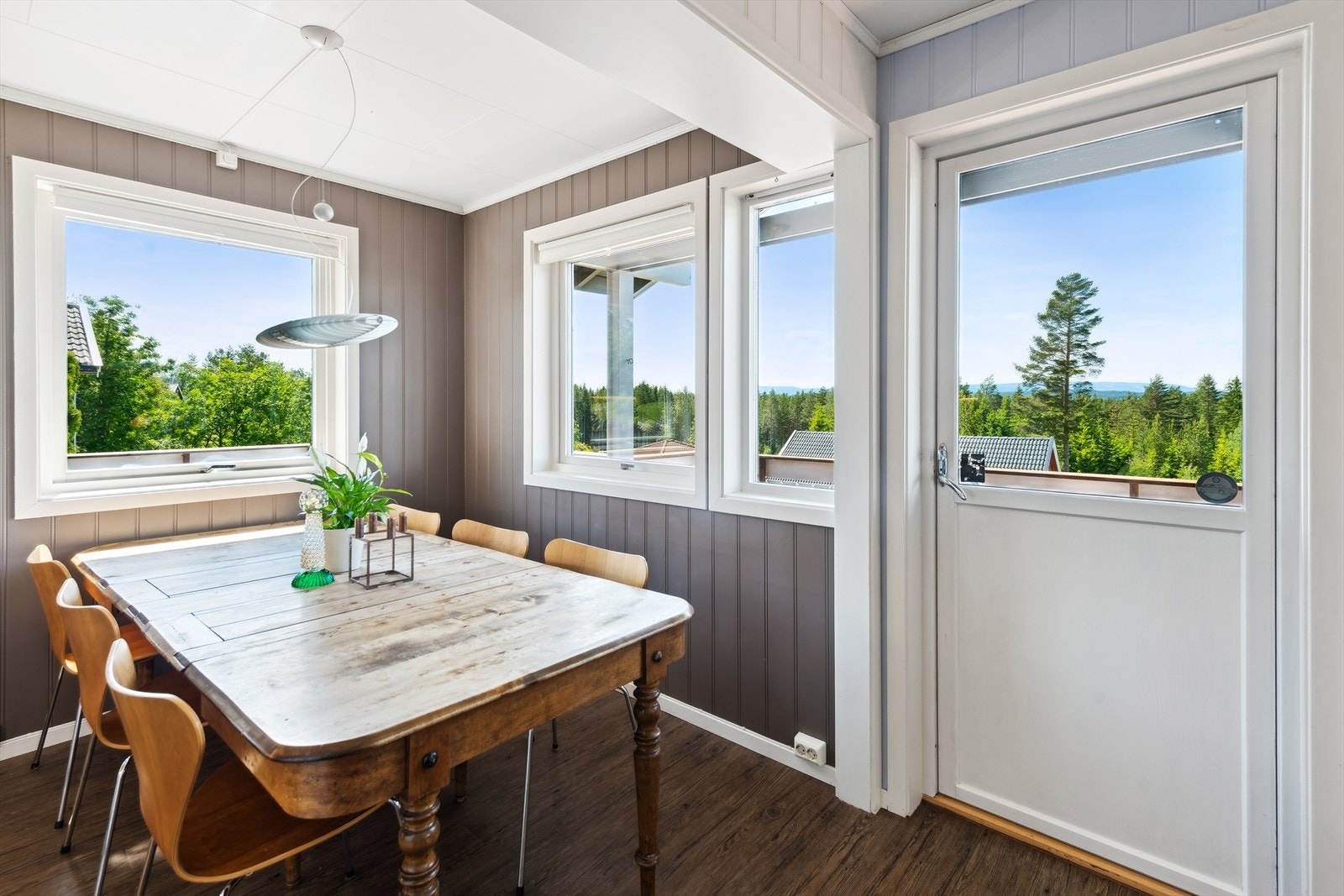 Den åpne og luftige løsningen gjør det enkelt å dekke til mange, og en praktisk dør fører direkte ut til den romslige terrassen - ideell for å forlenge selskapene utendørs på varme dager. Galleribilde