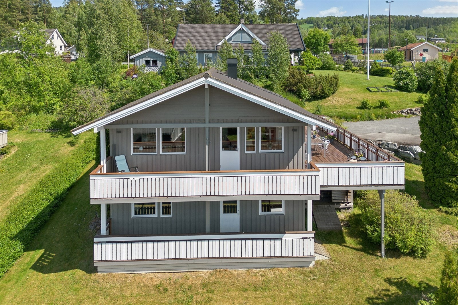 Her bor du i rolige og grønne omgivelser, med kort vei til både natur og nødvendige fasiliteter. Området er kjent for sin hyggelige atmosfære og gode bomiljø, perfekt for deg som ønsker en praktisk og behagelig hverdag i naturskjønne omgivelser. Galleribilde