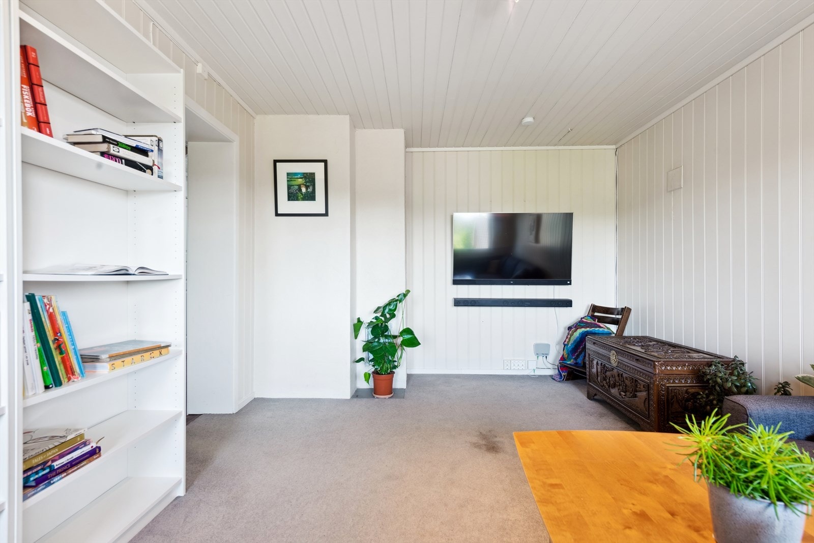 Her er det god plass til møblering etter behov, og rommet gir mulighet for å skape en egen sone for avslapning, gaming eller sosiale aktiviteter. Galleribilde