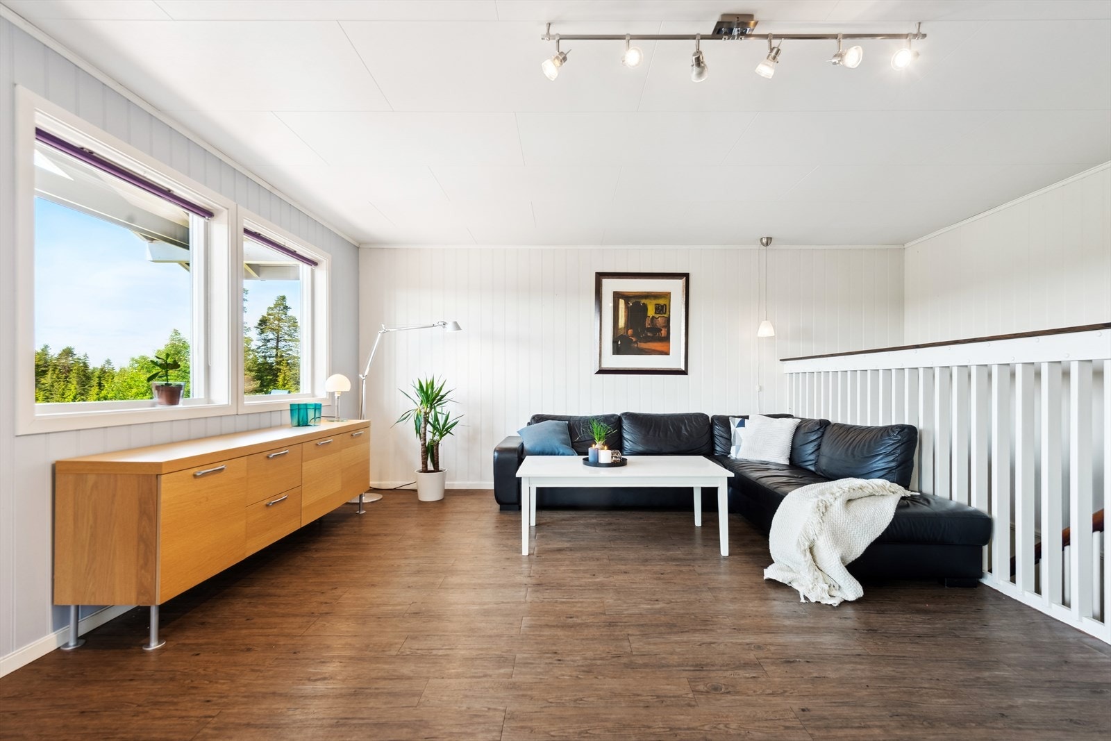 Store vindusflater slipper inn rikelig med dagslys og rammer inn den vakre utsikten utenfor. Galleribilde