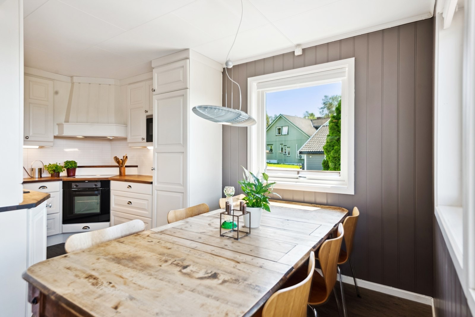 Spisestuen har god plass til et stort spisebord, perfekt for både hverdagsmåltider og hyggelige sammenkomster med familie og venner. Galleribilde