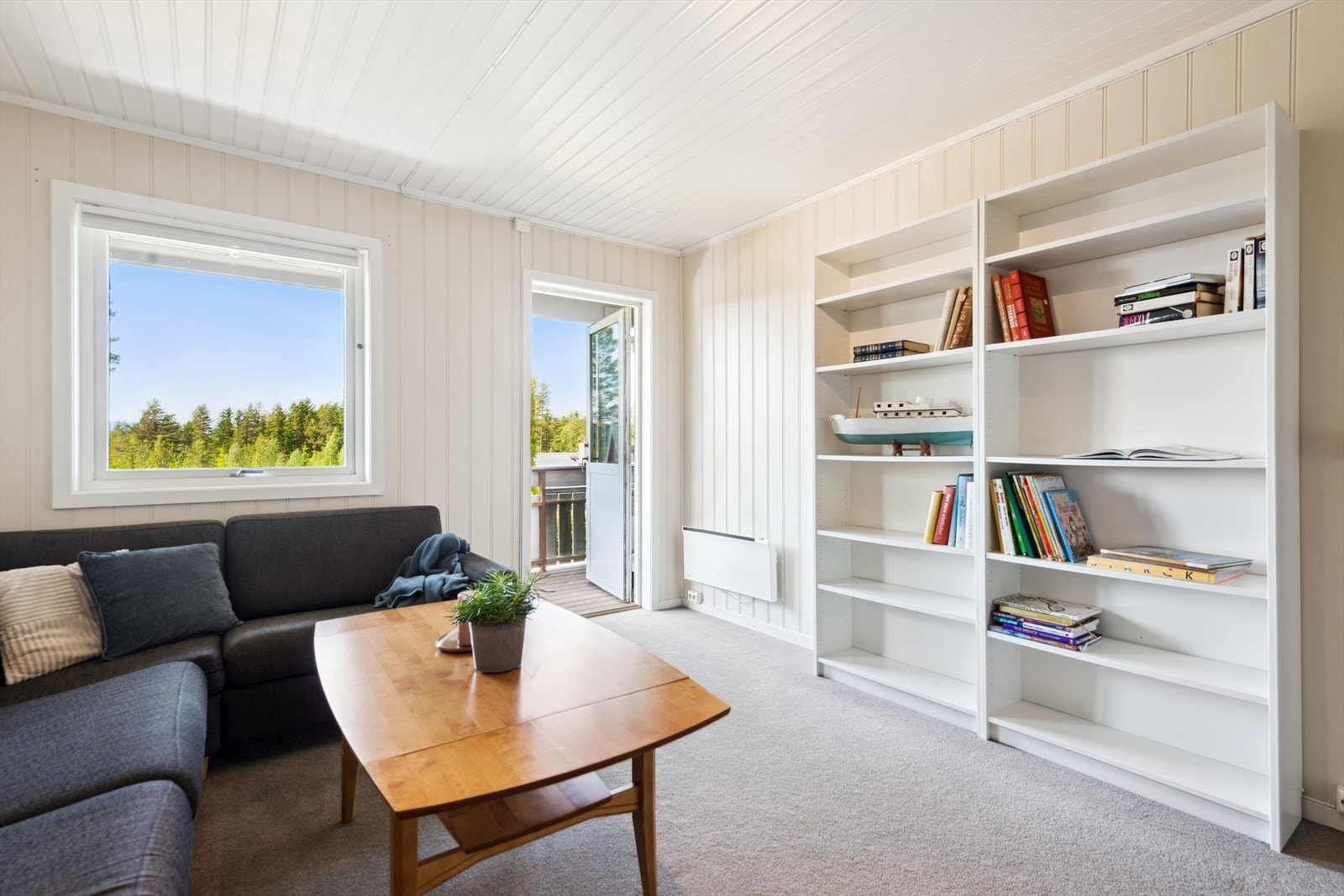 Underetasjen byr på en romslig og fleksibel stue som egner seg ypperlig som TV-stue, ungdomsrom eller et ekstra oppholdsrom for hele familien. Galleribilde